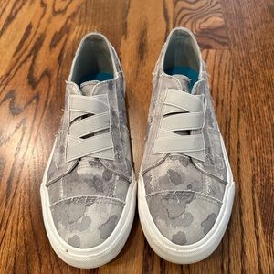 Like new Blowfish camo sneakers.